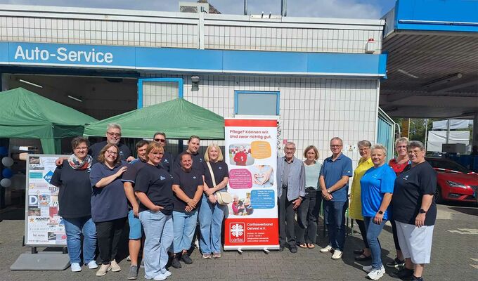 Gruppenfoto: 16 Personen vor Aral-Tankstelle in Datteln beim Benefiz-Sommerfest für das Elisabeth-Hospiz