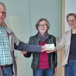 Bei der Spendenübergabe im Elisabeth-Hospiz (v. l.): Vertreter der Kolpingsfamilie Herten-Disteln sowie Beate Aufderheide, Leiterin des Elisabeth-Hospizes.